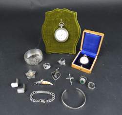 Bijoux en argent (bracelets , bagues , pendentifs , boutons manchettes , broche) + 2 montres de gousset (en état , ds l'état) en argent avec support et boite