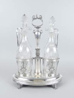 Argenterie : Huilier/vinaigrier en argent + paire de carafes en cristal taillé