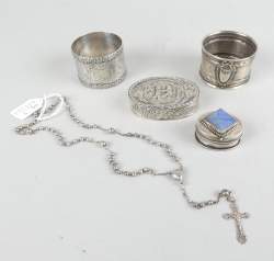 Argenterie : 2ronds de serviettes , 2boites et 1chapelet en argent