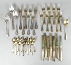 Argenterie : (37pcs) divers couverts en argent dont vermeil insculpations Russes + 7 couteaux vermeil lame argent et manche en argent fourré