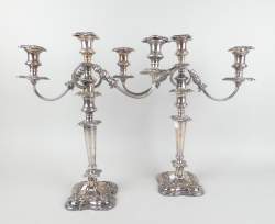 Argenterie : Paire de chandeliers en métal argenté à 3 lumières montures et trous pour électrification