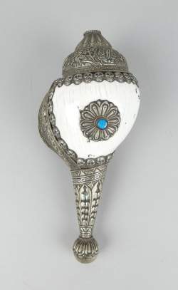 Objet : Conque Tibétaine coquillage avec monture en métal argenté décor de têtes et d'animaux