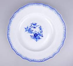 Céramique : Plat en porcelaine de Tournai (pt défaut cuisson) à bord chantourné milles côtes décor Ronda cachet épées croisées et croisettes