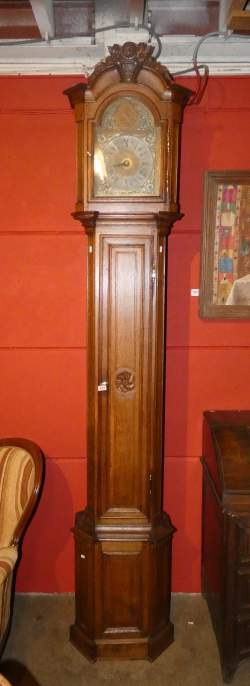 Meuble : Horloge de parquet (pt mq) en chêne dessus chapelle au panier fleuri fin 18eS mouvement liégeois