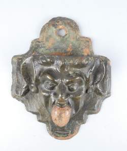 Objet : Bénitier polychrome (1 rest , egr) en terre cuite - tête de Diable - 17eS