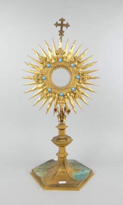 Religieux : Grand Ostensoir en métal doré (traces oxydations sur piètement) motif rayonnant décor de fleurs surmonté d'une croix