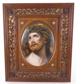 Tableau : HS porcelaine ovale - Tête de christ - anonyme dans un cadre en bois sculpté