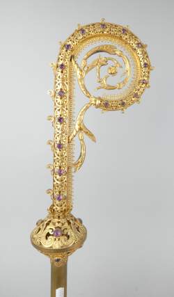 Religieux : Crosse d'Abbé/évêque en laiton/cuivre à décor ajouré de végétaux et verroterie