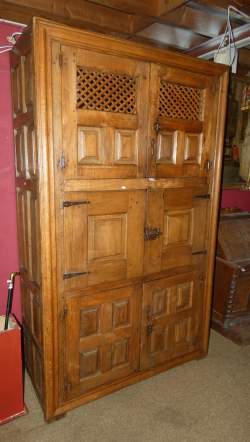 Meuble : Fromager espagnol diverses essences de bois (éléments anciens) ouvrant sur 6 portes