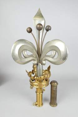 Objet : Grand pique de drapeau en métal doré et argenté (traces d'usage) à décor d'une couronne et d'une fleur de Lys dans son écrin