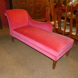 Meuble : Chaise longue / méridienne en tissu pieds en bois tourné