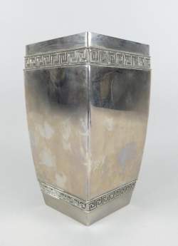 Argenterie : Vase en métal argenté frise à la Grecque Argenterie : Vase en métal argenté frise à la Grecque
