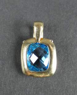 Bijou : Pendentif en or jaune 18K serti d'une pierre bleue