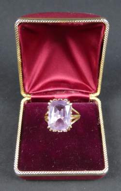 Bijou : Bague en or jaune 18K sertie d'une améthyste Bijou : Bague en or jaune 18K sertie d'une améthyste