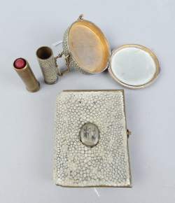 Objet : Carnet de bal et minaudière en galuchat Objet : Carnet de bal et minaudière en galuchat