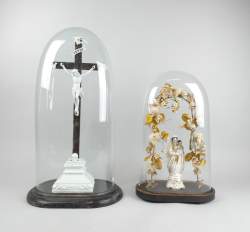 Objet: Vierge à l'enfant Vieux Bruxelles et Christ en porcelaine sous globe H:45