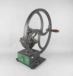 Objets: Grand moulin à café de communauté Peugeot frères (tiroir remplacé) H:63,