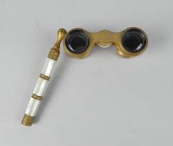 Objet: Paire de jumelles de théâtre -Iris Paris- en laiton doré et nacre manche