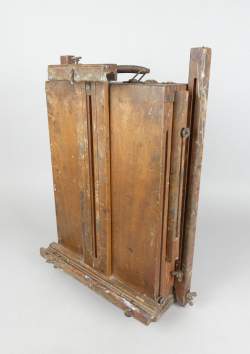 Objet: Chevalet portatif / de voyage en bois (usures d'usages) Hauteur pliée : 5