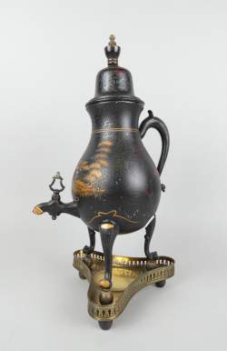 Objets: Samovar en métal laqué (pt enfoncement) signé sous la base C.KURZ&CO Hol