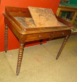 Meuble: Bureau Louis-Philippe en acajou milieu 19eS Meuble: Bureau Louis-Philippe en acajou milieu 19eS