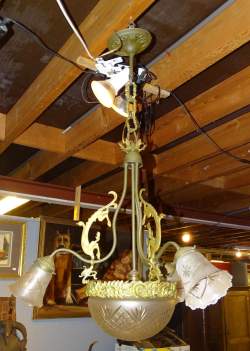 Luminaire: Lustre en bronze et verre maté fin 19e-début 20eS Luminaire: Lustre en bronze et verre maté fin 19e-début 20eS