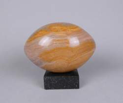 Sculpture: Onyx de forme ovale sur socle noir attribué à GUILMOT Jacques