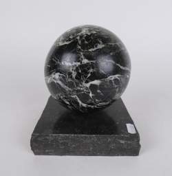 Sculpture: Sphère en marbre -vert de mer- sur son socle en marbre noir attribué