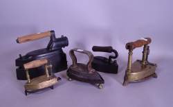 Collection:(8) 5 fers à repasser et 3 supports : 2 en bronze 19eS 3 en fonte 19e