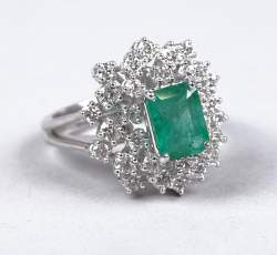 Bijou: Bague en or blanc 18K sertie d'une émeraude d'env. 1,39cts entourée de di