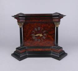 Horlogerie : Horloge à poser en loupe de thuya et laque noire colonnes mvt rond de Paris à sonnerie marque P.R. fin 19e début 20eS