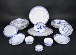Céramique : Porcelaine de Tournai (usure +/ - importante) : assiettes , plat , pochons.