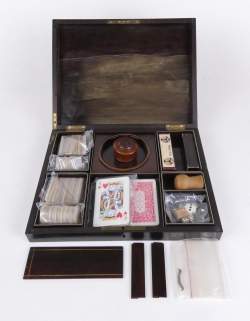 Jouet : Boite à jeux en bois noirçi et marqueterie de laiton fin 19eS (dessous fendu , mqe) avec jetons en nacre et jeu de poker