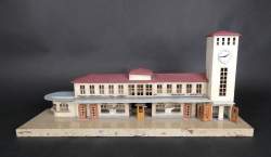 Jouet : Train : gare en tôle lithographiée KIBRI avec horloge (Usures , acc)