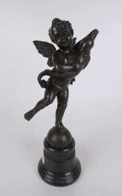 Sculpture: Bronze à patine brune figurant un Amour/ chérubin au dauphin signé d'