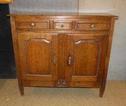 Meuble: Dresse en chêne de style Louis XVI 19eS 2 portes 3 tiroirs H:104x129x50c