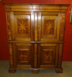 Meuble 4 panneaux en marqueterie de noyer incrusté d'étoiles colonnes plates à c