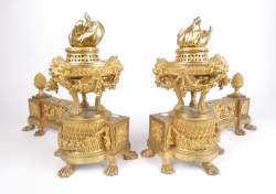 Objet : Paire de Chenets en bronze or moulu finement ciselé décor de brasero têtes de lions et guirlandes