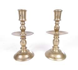 Objet : 2 bougeoirs (1 avec acc) à plateau en bronze Hollande circa 1650