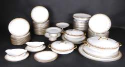 Céramique : service à dîner en porcelaine de LIMOGES (+/ - 70pcs) dont : soupière (rest) , 35 ass plates , 10 ass creuses , saladier (chev) , 3 plats ronds , 3 plats ovales.