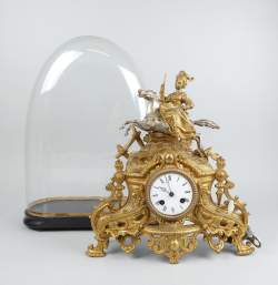 Horlogerie : Horloge régule doré NAPIII surmontée d'une dame au fusil sur son cheval H : 36cm sous globe en verre H tot : 48cm