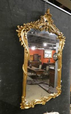 Meuble : Miroir décor d'une rocaille en bois et stuc doré 104x63cm