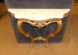 Meuble : Console en bois sculpté et doré (usure d'usage) de style Louis XV dessus marbre blanc (pt ecl , rayures)