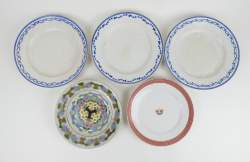 Céramique : 5 assiettes : 3 en porcelaine de Tournai + 1 signé HASEY + 1 Vermeren Coché Bruxelles