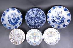 Céramique : Delft ancien probable 17/18eS (6pcs) (egr) : paire de plats , plat décor de Chine (1ecl) , 3 assiettes pannekoek polychromes 1 avec griffe de porcelaine