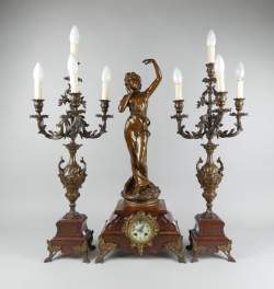 Horlogerie : Garniture de cheminée en régule (mqe) et marbre - Le baiser - d'après Scotte mouvement à sonnerie avec balancier et 2 chandeliers électrifiés (3pces)