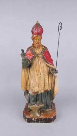 Sculpture : Saint Eloi en plâtre polychrome (acc , egr , ecl) avec crosse et enclume H : 55cm Saint patron des Orfèvres , mécaniciens , agriculteurs.