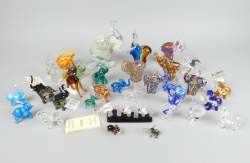Verrerie : Objet de vitrine : collection d'environ 30 éléphants en verre dont Murano