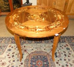 Meuble : Table ronde en marqueterie décor de fleurs H : 78cm Diam : 100cm