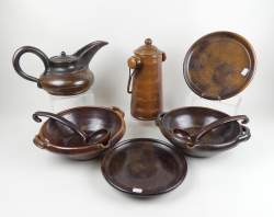 Céramique : lot en grés signé DUBOIS et 1 AUBRY (8pcs) : Théière , 2 assiettes , 2 soupières + 2 louches , 1 pot couvert